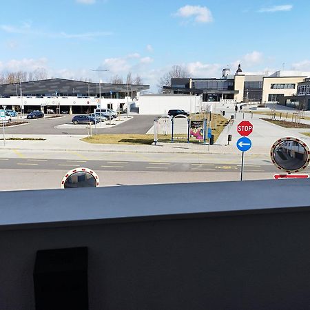 Hid19 Apartman Gyor Belvaros-Free Parking-Terrace Az Rq Vizi Elmenypark Es Gyogyfuerdonel Exterior photo
