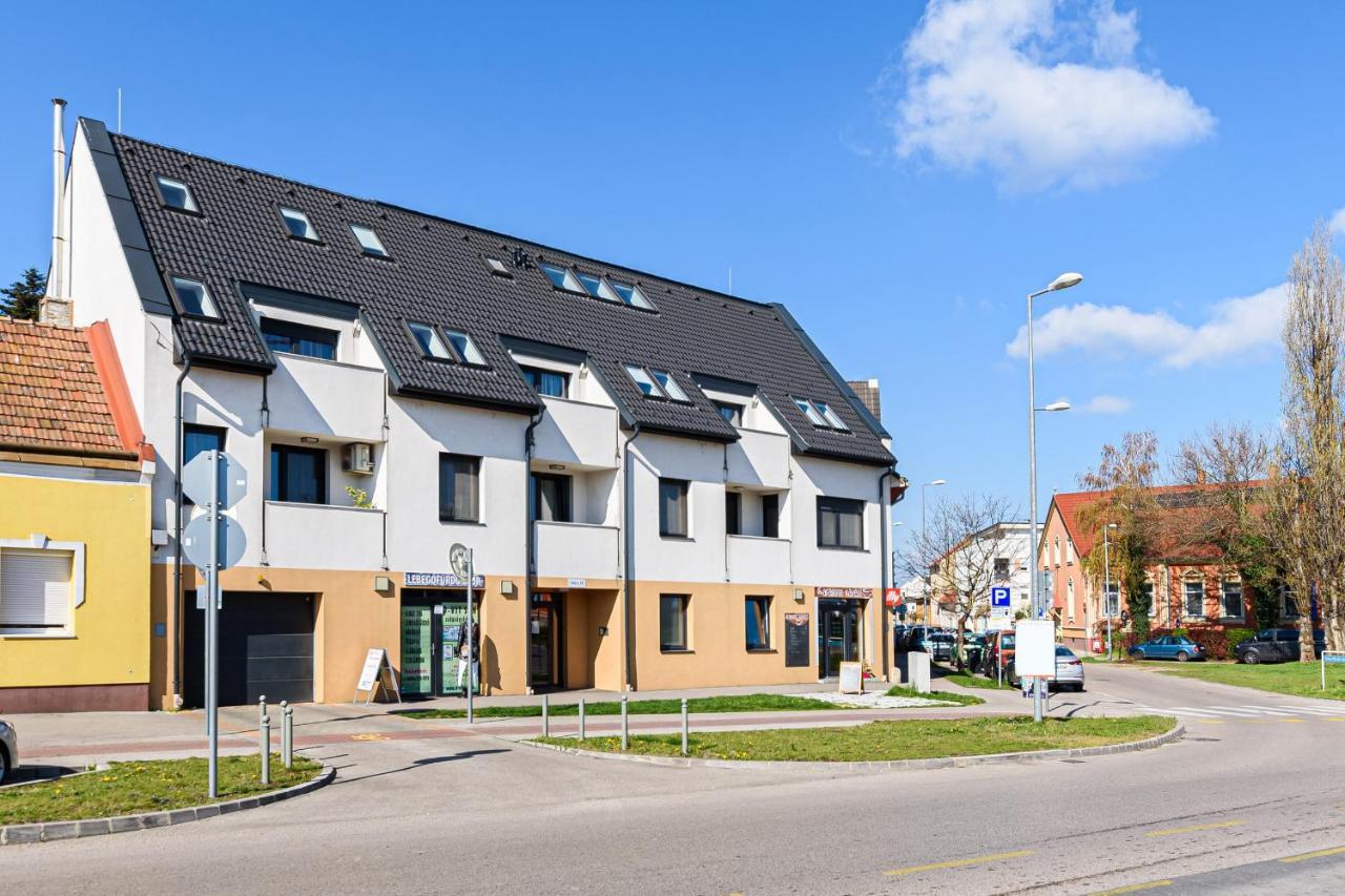 Hid19 Apartman Gyor Belvaros-Free Parking-Terrace Az Rq Vizi Elmenypark Es Gyogyfuerdonel Exterior photo