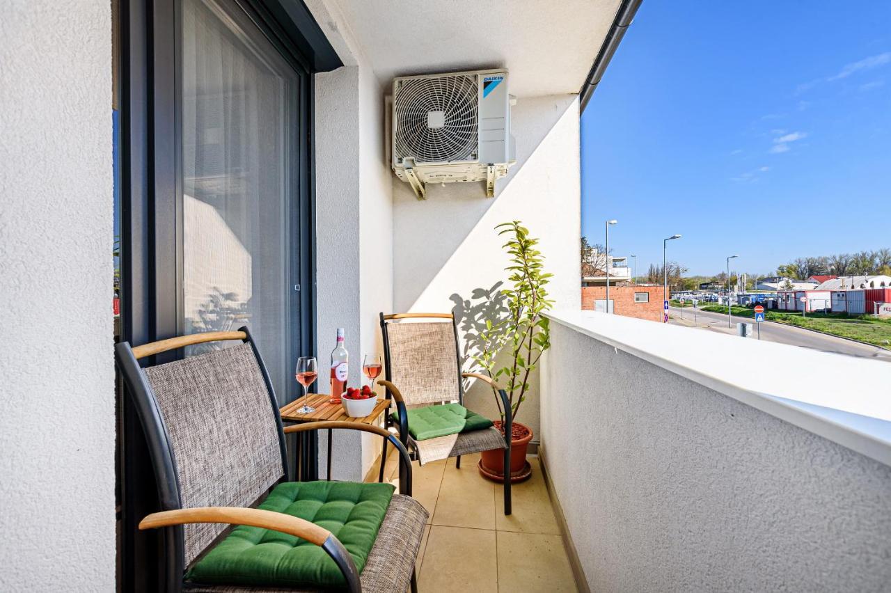 Hid19 Apartman Gyor Belvaros-Free Parking-Terrace Az Rq Vizi Elmenypark Es Gyogyfuerdonel Exterior photo